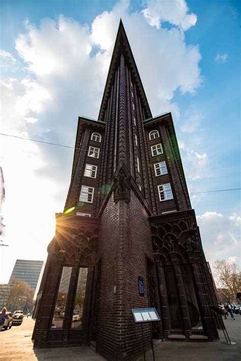 The chilehaus building is famed for its top, which is reminiscent of a ship's prow, and the facades, which meet let's go for a tour of this world famous building, the chilehaus (chile house) which is a. Chilehaus in Hamburg Foto & Bild | world, sonne, frühling ...