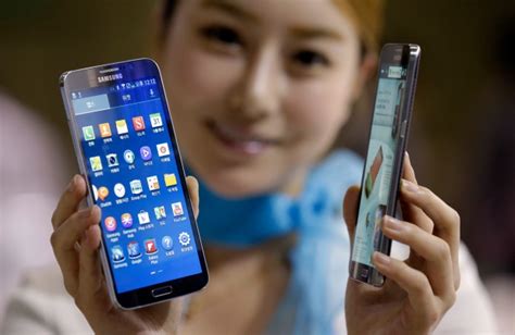 Review Samsungs Galaxy Round Tests Potential To Reshape Design Ctv News