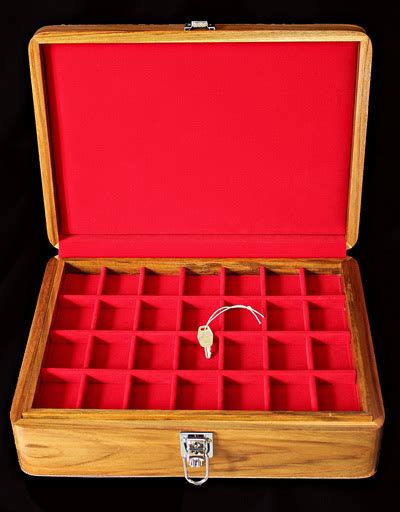 ประมูลสินค้าใหม่ : พิเศษ มีกุญแจล็อค กล่องพระ กล่องใส่พระ กล่องไม้สัก ...
