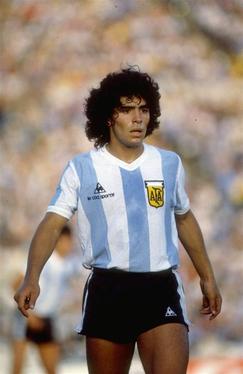 Defendiendo La Camiseta De Argentina En 1985 Legends Football Football Icon Football Design