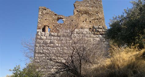 Στα μεθάνα αξίζει ακόμα να επισκεφθείτε το μεσαιωνικό κάστρο του φαβιέρου στο στενό και την αρχαία ακρόπολη σε ύψωμα κοντά στο χωριό κυψέλη. ΤΡΟΙΖΗΝΙΑ - ΜΕΘΑΝΑ