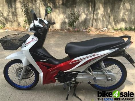 An 'r' model equipped with a front disc brake and rear drum brake, and a lower end trim with drum brakes for both. Honda Wave 110 i