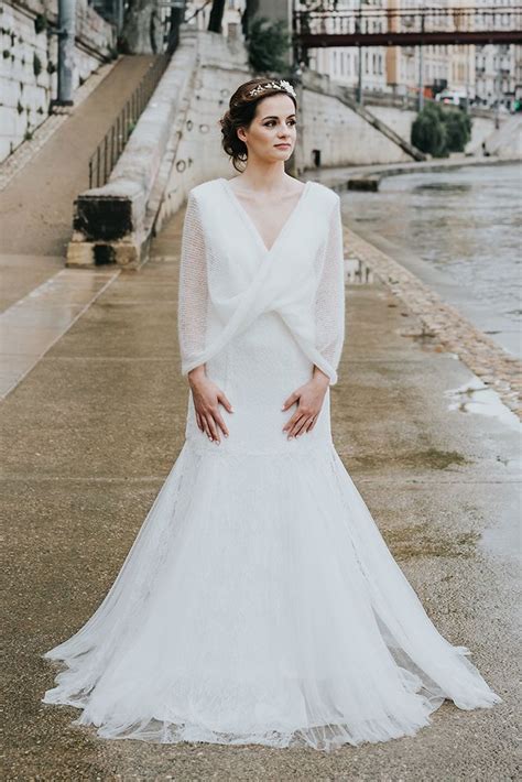 Grâce à sa composition faite en coton et polyester, ce gilet sera chaud, doux et léger. Modèle Paige : snood mariée, tricot en mohair fabriqué en ...