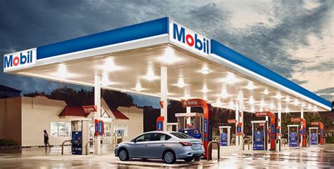 Petrol pump is considered to be a very beneficial business. mobil: mobil gas station