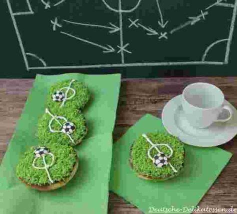 Da aktuell familienzusammenhalt eine besonders große rolle in unserem alltag spielt und alle bei laune gehalten werden wollen, ist auch kuchen backen wichtiger denn je. ⚽ Rezept Amerikaner für Fussball -Fans - Deutsche ...