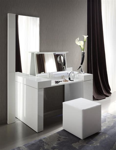 Bedroom vanities add a touch of opulence. How Dazzling Make up Vanities for Bedroom | atzine.com