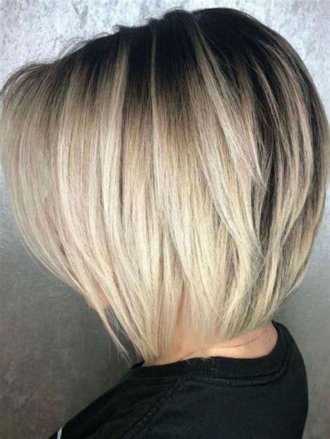 Carré plongeant court avec frange bob nape bowl en 2019. Inspiration coiffure carré plongeant dégradé | Coiffure ...