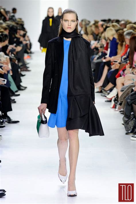 Ünlü oyuncu maria bakalova, dior 2021 kış koleksiyonu'ndan kırmızı gül işlemeli uzun tül elbisesi ve dior kolyesi ile poz verdi. Christian Dior Fall 2014 Collection | Tom + Lorenzo
