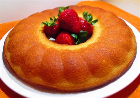 Le baba au rhum est un gâteau moelleux et aéré en forme de couronne