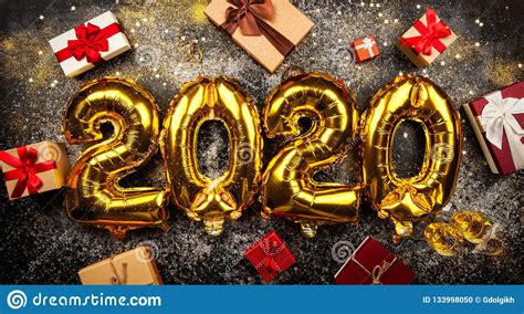 Bellissima raccolta di frasi e immagini di buongiorno da scaricare e condividere sui social. Buon anno 2020 fotografia stock. Immagine di regalo ...