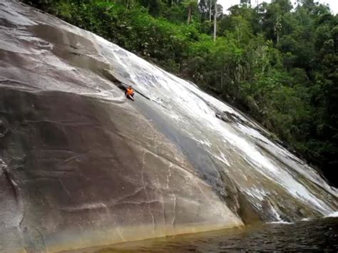 Disana dolaners bebas bermain air jatuh menjulur ke sungai yang tidak terlalu dalam. Tempat Menarik Di Kelantan | Lokasi Percutian