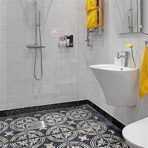 Caranya bisa dengan meninggikan lantainya atau memberi tirai yang digunakan sebagai sekat. Motif Keramik Kamar Mandi Minimalis | Kamar mandi ...