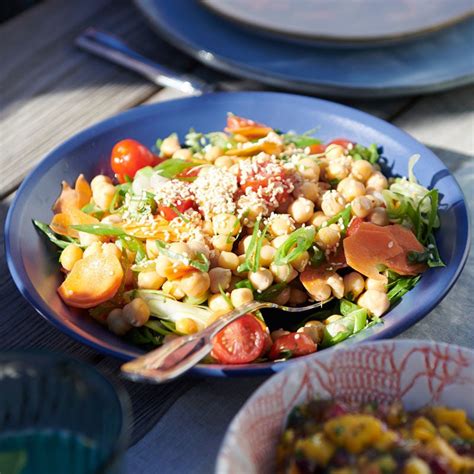 Tomate, endive, toutes salades, aubergine, asperge, céleri rave, chicorée, choux fleur, cornichon, courge, cresson, concombre, épinard, fenouil, haricots verts, blettes, pissenlit, poivron, radis,. Salade de pois chiches et légumes | Recettes Saines ...