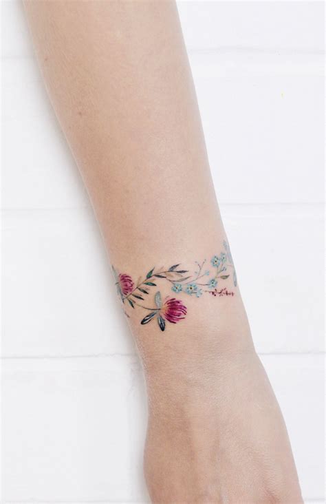 Những hình xăm nhỏ nhắn ở cổ không giống với những vị trí như lưng, bắp tay/chân, cổ tay là nơi chỉ dành riêng cho những hình xăm nhỏ nhắn và tinh tế. 50+ Hình xăm vòng tay đẹp nhất