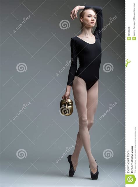 Portret Van De Jonge Bevallige Ballerina Stock Foto Image Of Kleding