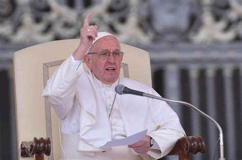 Padre Nostro, Papa Francesco cambia la preghiera: Dio non induce in ...