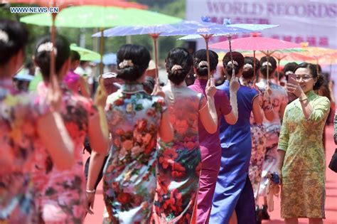 15万人同秀旗袍 展现中国服饰之美 Cn