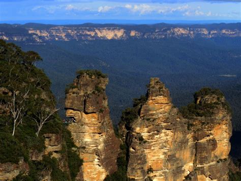 The blue mountains, immediately to the west of the sprawling metropolitan area of sydney, constitute one of the most accessible areas of relatively unspoilt natural highland beauty in new south wales. 10 Top Tourist Attractions in Australia (with Map & Photos ...