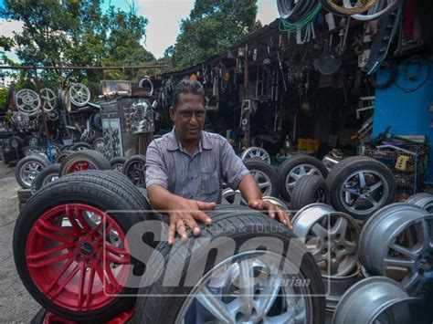 Bau alat kelaminnya langsung menyergap hidungku. Semenyih 'syurga' rim tayar, barangan terpakai