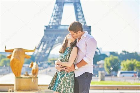 Young Romantic Couple In Paris Near The Eiffel Tower — Stock Photo
