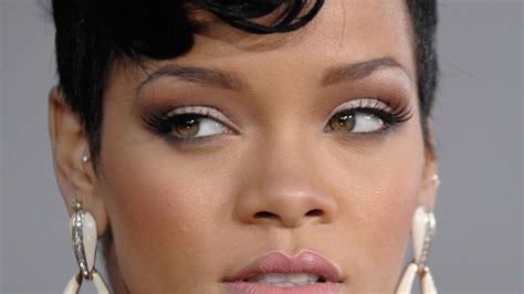 Sängerin Rihanna zeigt sich zu Hause gerne nackt Stars