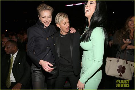 Ellen Degeneres Peeps Katy Perrys Boobs At Grammys 2013 Photo