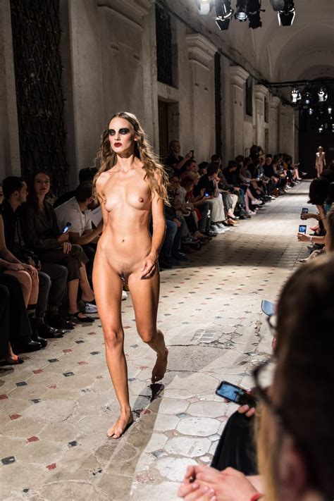With Naked Pussy On The Catwalk Photos Porn Photo