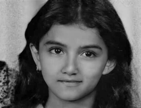 هل تستطيعون معرفة هوية هذة الطفلة الجميلة ؟ من أشهر نجمات الفن في مصر جريدة نورت