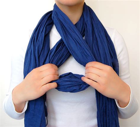 chic way to tie a scarf ways to wear a scarf scarf tying scarf wearing styles