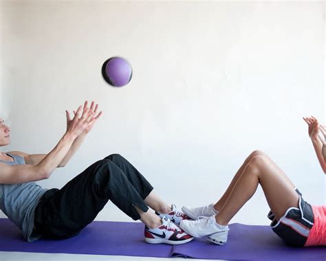 4 Ways To Perform The Medicine Ball Sit Up Exercise Wikihow