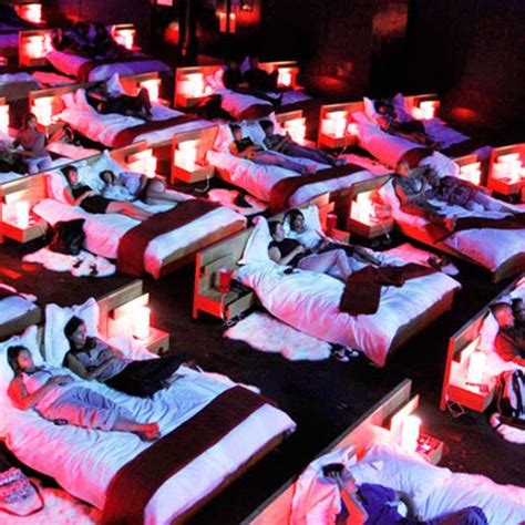 Nicht liegen, sondern sitzen, das (foto: Gibt es Bett Kinos in Deutschland? (Freizeit, Film, Kino)