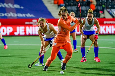 View lidewij welten (left) of the netherlands walks past her teammate, kelly jonker, during a women's field hockey match against new zealand, aug. Hockeysters tegen Engeland in rare omstandigheden: 'Eigen ...
