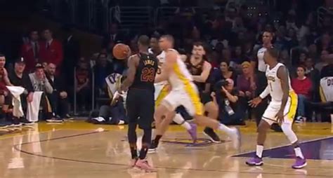 Lebron James Pulled Off Crazy Fake Then Tossed One Hand