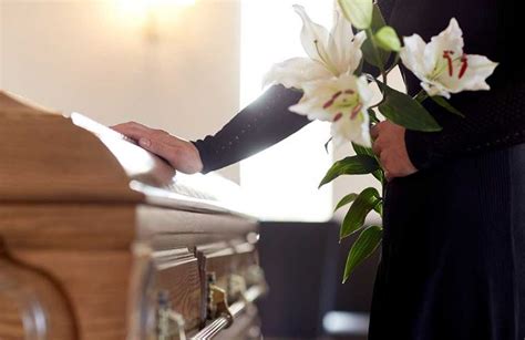 Funeral Etiquette Viewing And Visitation Tips
