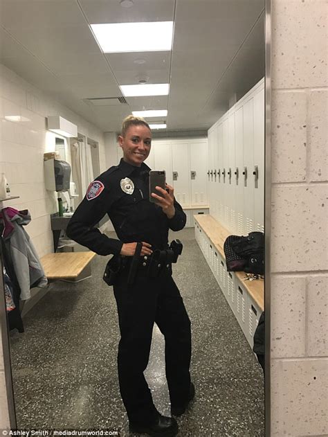 Nyc Policewoman Gains Instagram Following With Work Photos Daily Mail