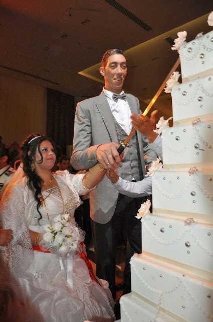 Photos World S Tallest Man Sultan Kosen Marries Bride Who Barely The Best Porn Website