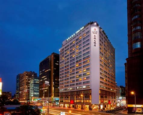 台北凱撒大飯店位於中心商業區，坐落在台北車站正對面，與台北捷運、台灣高鐵、桃園機場捷運和台北轉運站相連通。館內提供房內 wifi 和免費停車位。客人可在 2 間餐廳用餐，也可在 spa 放鬆身心。 飯店距離西門町購物商圈步行 15 分鐘（或 1 站捷運），距離寧夏夜市步行 20 分鐘（或 2. 台北凱撒大飯店, 台北市 - 住宿優惠比價