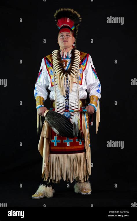 Native American Sioux Lakotas En Costume Traditionnel Photo Stock Alamy
