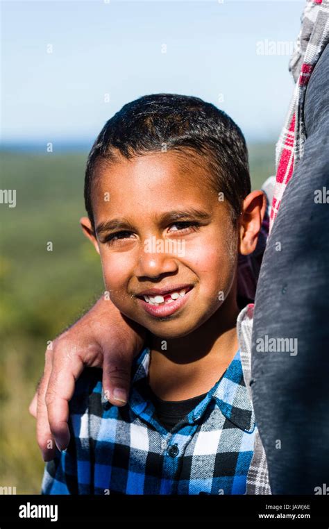 un niño aborigen acunar en los brazos de su padre fotografía de stock alamy