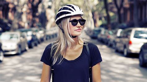 騎自行車 / 骑自行车 ― qí zìxíngchē ― to ride a bicycle. 不要再說懶得帶!FEND 讓單車頭盔更方便攜帶了 | 大人物 - 88995