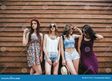 Quatre Jeunes Belles Filles Image Stock Image Du Caucasien Assez
