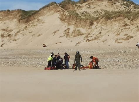 Lhélicoptère De La Marine Vient Au Secours Dune Adolescente Dans Les