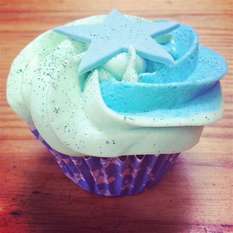 Two Tone Icing Cupcakes Blue And Green Cupcake Icing Desserts Icing