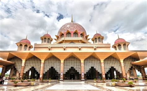 Universiti kolej insaniah (kuin) telah melantik bank islam malaysia sebagai rakan kongsi strategik untuk menguruskan dana wakaf yang akan digunakan untuk membangunkan sebuah masjid. Apakah Masjid Harus di Tanah Wakaf? | Konsultasi Agama dan ...