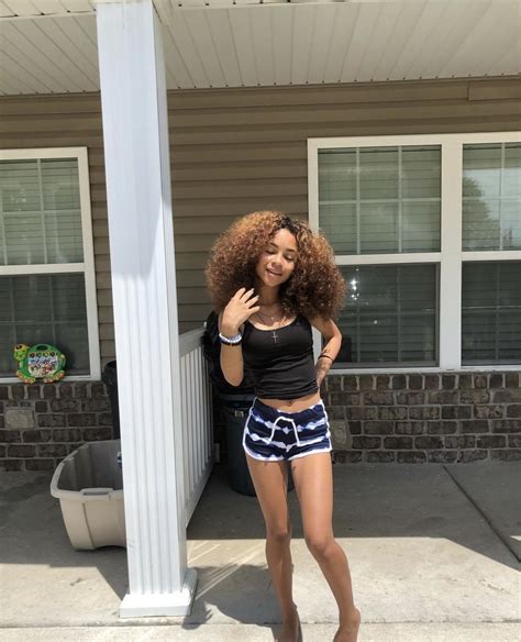 Pin By 𝒇𝒂𝒔𝒉𝒐🧪 On Hair Curly Girl Hairstyles Pretty Mixed Girls Light Skin Girls