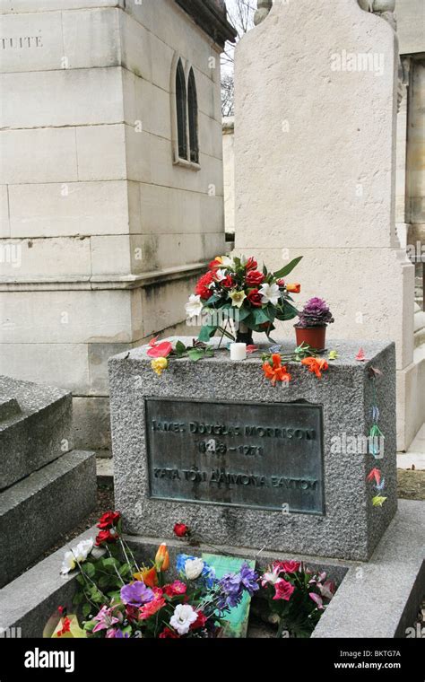 Tombe De Jim Morrison Au Cimetière Du Père Lachaise Paris France