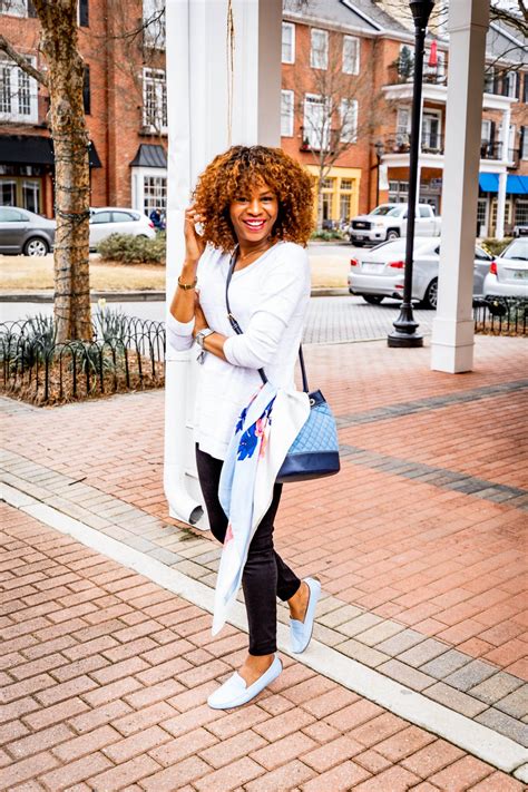 2 STYLISH MOM OUTFITS FOR SOCCER MOMS ON THE GO