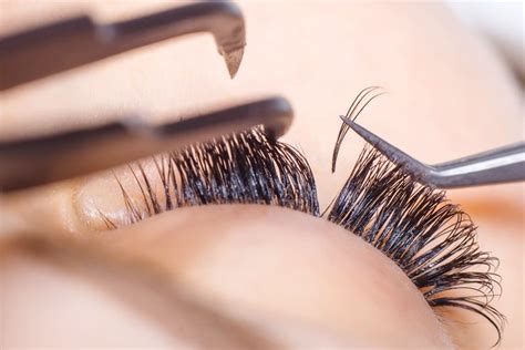 3 Pros And 5 Cons Of Eyelash Extensions See It Hergamut