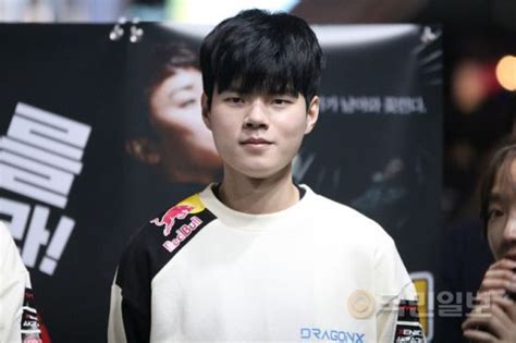 스포츠스타, 데프트, deft community portal dcinside. 데프트 / '데프트' 김혁규, LoL 2017시즌 솔로 랭크 1위 등극 | 다음 ...
