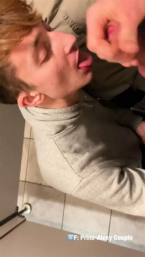 Twink gibt einem Blowjob einen zufälligen Typen auf der öffentlichen Toilette und nimmt Cumshot